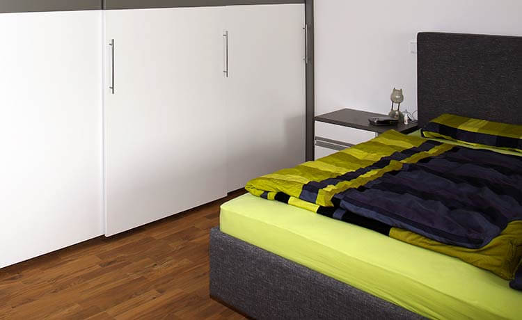 Schlafzimmerschrank, Doppelbett und Nachtkästchen