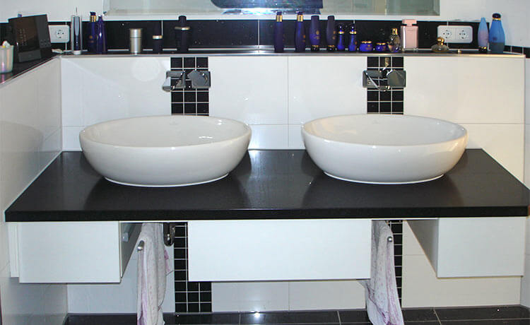 Badmöbel in schwarz-weiß mit 2 Waschbecken