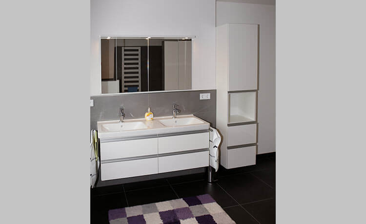 Bad mit Doppelwaschbecken und Badmöbel ganz in weiß - Bild 2
