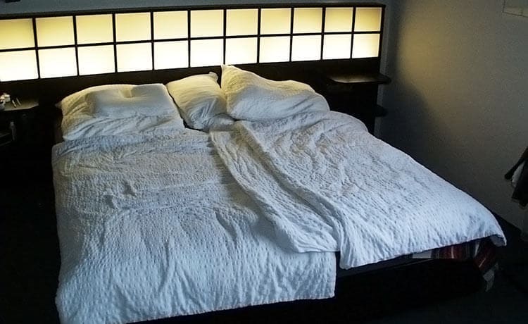 Bett mit beleuchteter Rückwand